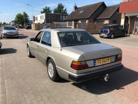 Mercedes-Benz 200-serie - 230 E (W124) - 1