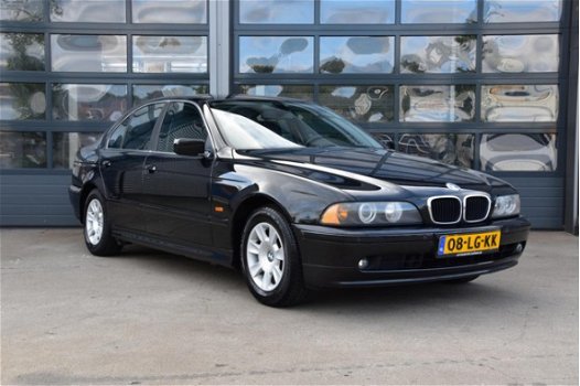 BMW 5-serie - 525d Edition * AUTOMAAT * NAVIGATIE * TREKHAAK - 1