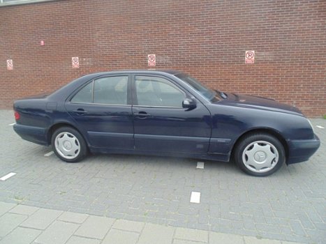 Mercedes-Benz E-klasse - 240 Classic export zo mee 1250 - 1