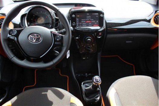 Toyota Aygo - 1.0 VVT-i x-cite ORANJE + ZWART DAK/ AIRCO/ LM-VELGEN/ CAR PLAY - 1