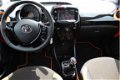 Toyota Aygo - 1.0 VVT-i x-cite ORANJE + ZWART DAK/ AIRCO/ LM-VELGEN/ CAR PLAY - 1 - Thumbnail