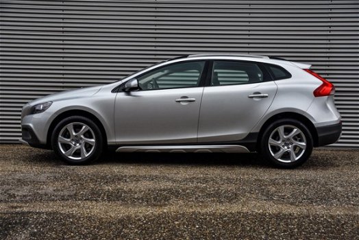 Volvo V40 Cross Country - D2 Momentum - 1