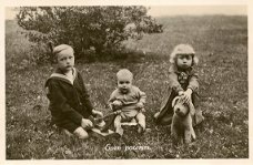 Even poseren, drie kinderen in het veld