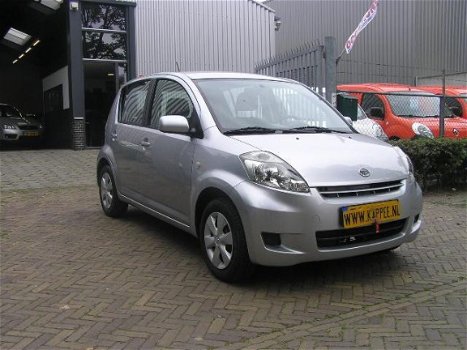 Daihatsu Sirion 2 - 1.0-12V Premium 91d km nap 1e eigenaar airco sturbekr nieuwe apk - 1