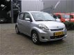 Daihatsu Sirion 2 - 1.0-12V Premium 91d km nap 1e eigenaar airco sturbekr nieuwe apk - 1 - Thumbnail