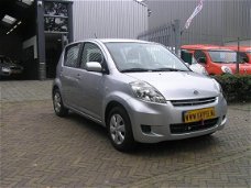 Daihatsu Sirion 2 - 1.0-12V Premium 91d km nap 1e eigenaar airco sturbekr nieuwe apk