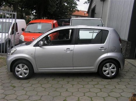 Daihatsu Sirion 2 - 1.0-12V Premium 91d km nap 1e eigenaar airco sturbekr nieuwe apk - 1