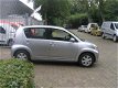 Daihatsu Sirion 2 - 1.0-12V Premium 91d km nap 1e eigenaar airco sturbekr nieuwe apk - 1 - Thumbnail