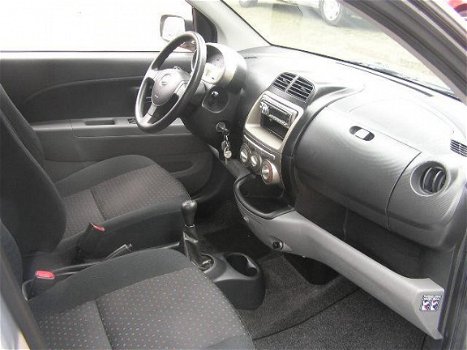 Daihatsu Sirion 2 - 1.0-12V Premium 91d km nap 1e eigenaar airco sturbekr nieuwe apk - 1