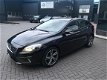 Volvo V40 Cross Country - 1.6 D2 Momentum Navi, 1e eigenaar, BTW auto. In nieuwstaat - 1 - Thumbnail