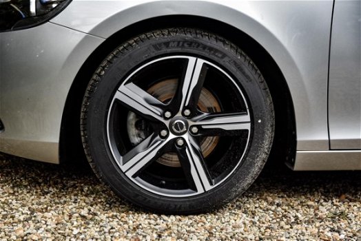 Volvo V40 - T3 Momentum geleverd op nieuwe wielen/bandenset LM 17 inch - 1