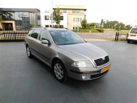 Skoda Octavia Combi - 1.6 Ambiente AUTOMAAT NAVI - 1