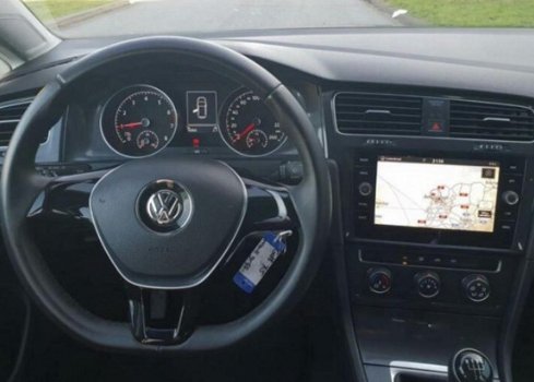 Volkswagen Golf - 1.0 TSI Trendline Facelift | Navi | Dealer onderhouden - 1