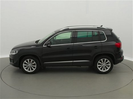 Volkswagen Tiguan - 2.0 TDI 140pk Sport & Style | Navigatie | Climate control | - 1