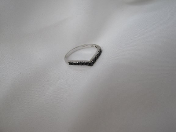 Zilveren ring maat 18.4 V model met zwarte saffiertjes - Afbeelding 3