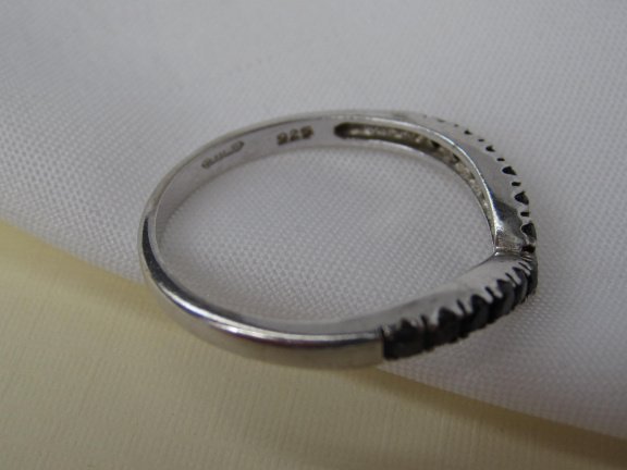 Zilveren ring maat 18.4 V model met zwarte saffiertjes - Afbeelding 5