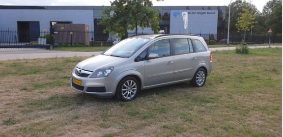 Opel Zafira - 2.2 Executive Navi airco elekramen stuurbkr Cruis control cv op afs - 1
