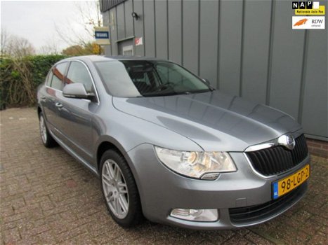 Skoda Superb - 1.4 TSI Comfort //APK//NAP//Airco//Cruise//6Bak//Elec.Ramen//CV+AB//Trekhaak// - 1