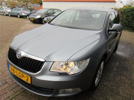 Skoda Superb - 1.4 TSI Comfort //APK//NAP//Airco//Cruise//6Bak//Elec.Ramen//CV+AB//Trekhaak// - 1