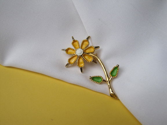 Broche goudkleurig bloem model met geel wit groen emaille 4.9x3.2 cm. - nr. 1