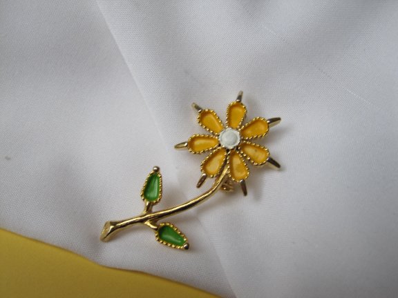 Broche goudkleurig bloem model met geel wit groen emaille 4.9x3.2 cm. - Afbeelding 3