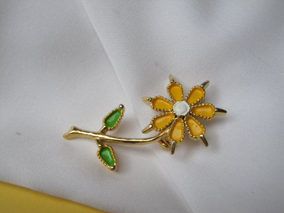 Broche goudkleurig bloem model met geel wit groen emaille 4.9x3.2 cm. - Afbeelding 4