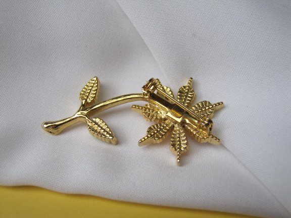 Broche goudkleurig bloem model met geel wit groen emaille 4.9x3.2 cm. - Afbeelding 5