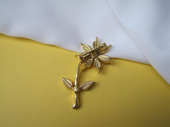 Broche goudkleurig bloem model met geel wit groen emaille 4.9x3.2 cm. - Afbeelding 6