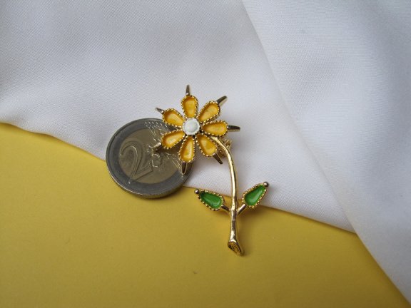 Broche goudkleurig bloem model met geel wit groen emaille 4.9x3.2 cm. - Afbeelding 7