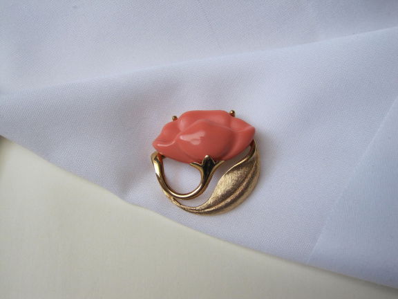 Broche Avon goudkleurig met koraal kleurige lucite bloem 3.1x3.0 cm. - nr. 1