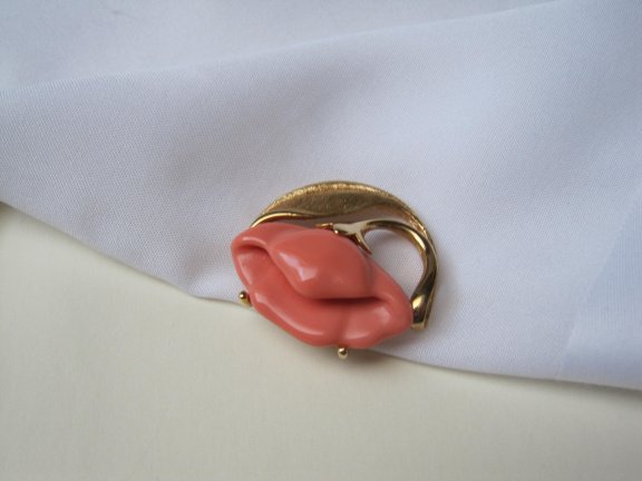 Broche Avon goudkleurig met koraal kleurige lucite bloem 3.1x3.0 cm. - Afbeelding 2