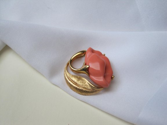 Broche Avon goudkleurig met koraal kleurige lucite bloem 3.1x3.0 cm. - Afbeelding 3