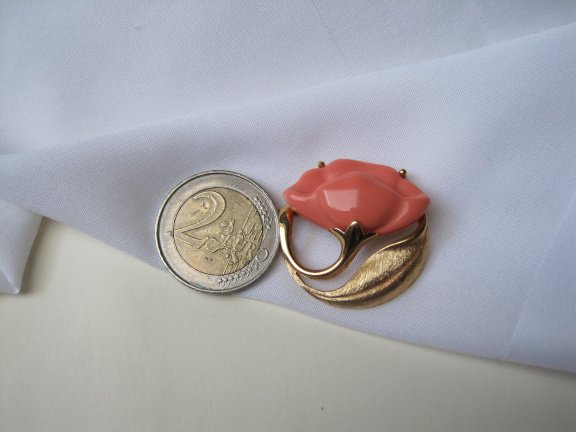 Broche Avon goudkleurig met koraal kleurige lucite bloem 3.1x3.0 cm. - Afbeelding 5