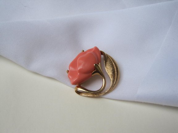 Broche Avon goudkleurig met koraal kleurige lucite bloem 3.1x3.0 cm. - Afbeelding 7