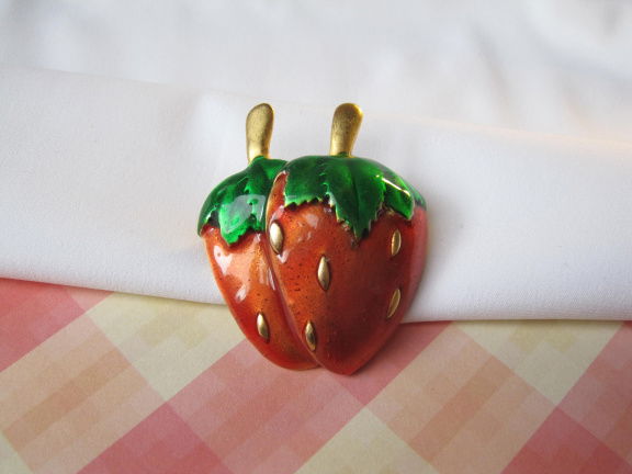 Broche goudkleurige aardbei met rood oranje en groen emaille 4.4x3.8 cm. - nr. 1