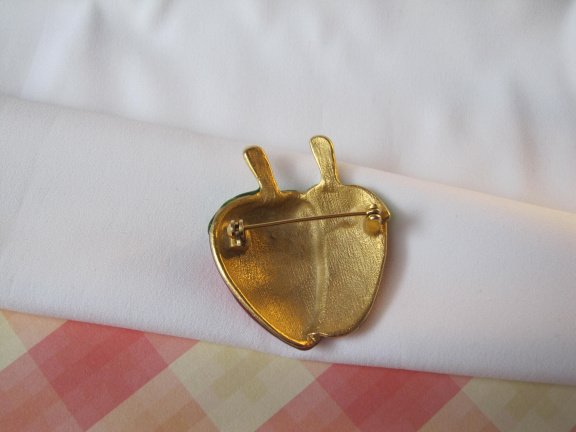 Broche goudkleurige aardbei met rood oranje en groen emaille 4.4x3.8 cm. - Afbeelding 2