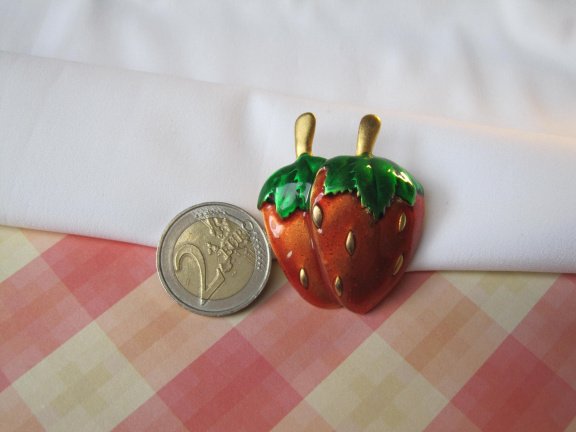 Broche goudkleurige aardbei met rood oranje en groen emaille 4.4x3.8 cm. - Afbeelding 3