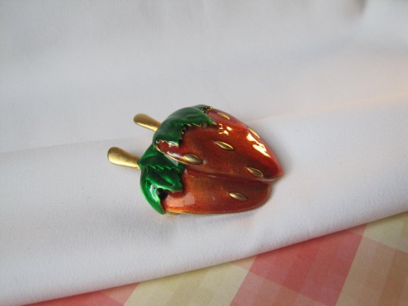 Broche goudkleurige aardbei met rood oranje en groen emaille 4.4x3.8 cm. - Afbeelding 4