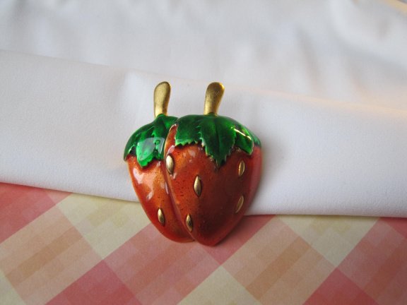 Broche goudkleurige aardbei met rood oranje en groen emaille 4.4x3.8 cm. - Afbeelding 5