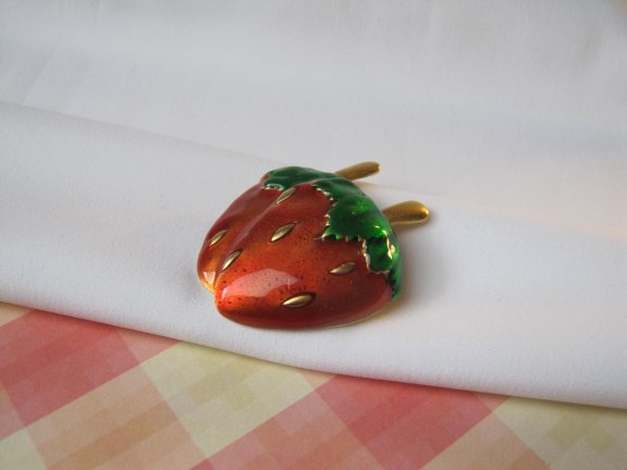 Broche goudkleurige aardbei met rood oranje en groen emaille 4.4x3.8 cm. - Afbeelding 6