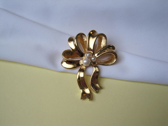 Broche Avon goudkleurige strik met parelkraaltjes 5.2x4.1 cm. - nr. 1