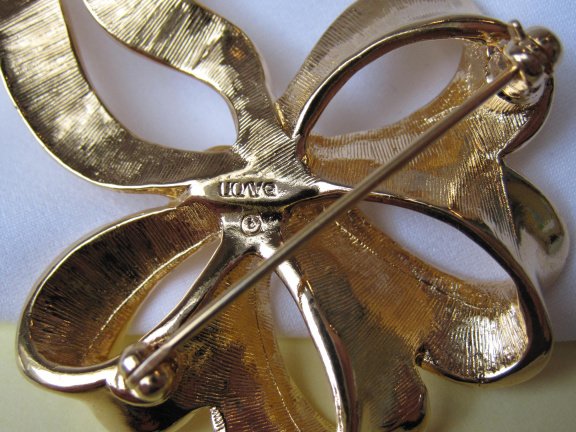 Broche Avon goudkleurige strik met parelkraaltjes 5.2x4.1 cm. - Afbeelding 3