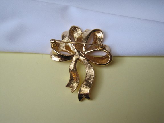 Broche Avon goudkleurige strik met parelkraaltjes 5.2x4.1 cm. - Afbeelding 4