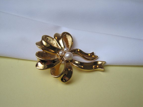 Broche Avon goudkleurige strik met parelkraaltjes 5.2x4.1 cm. - Afbeelding 5