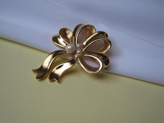 Broche Avon goudkleurige strik met parelkraaltjes 5.2x4.1 cm. - Afbeelding 6