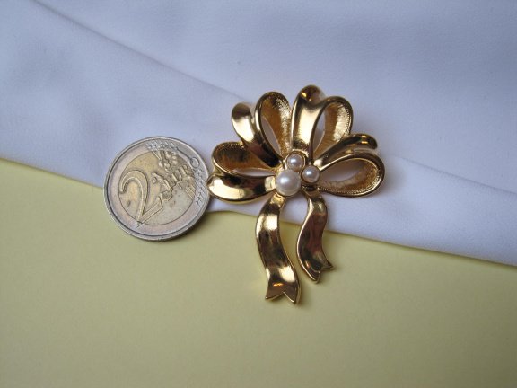 Broche Avon goudkleurige strik met parelkraaltjes 5.2x4.1 cm. - Afbeelding 2