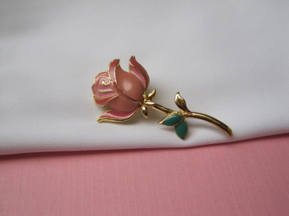 Broche goudkleurig roze tinten emaille roos bloem 5.1x2.6 cm. - nr. 1