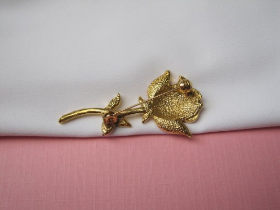 Broche goudkleurig roze tinten emaille roos bloem 5.1x2.6 cm. - Afbeelding 3