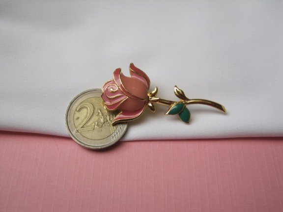 Broche goudkleurig roze tinten emaille roos bloem 5.1x2.6 cm. - Afbeelding 4
