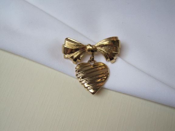 Broche Avon goudkleurig strik model met hart hanger 3.7x3.7 cm. - nr. 1